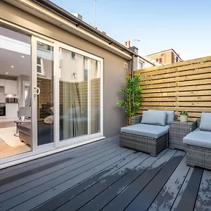 Brandnew Stylish House With Patio For 6 In Holiday home Brighton